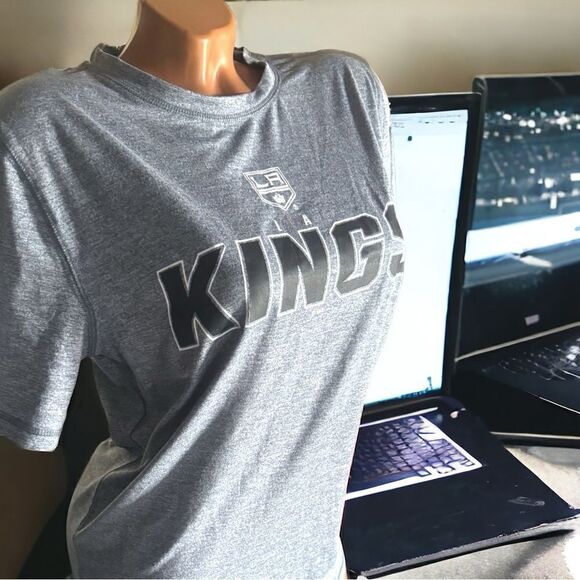 15% off 3+ Bundles l LA Kings Hockey l Gray & Black T-shirt l S/P l EUC - Picture 8 of 8